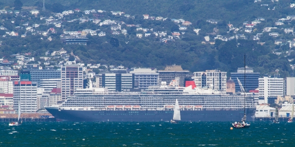 Queen Elizabeth berthed in Wellington